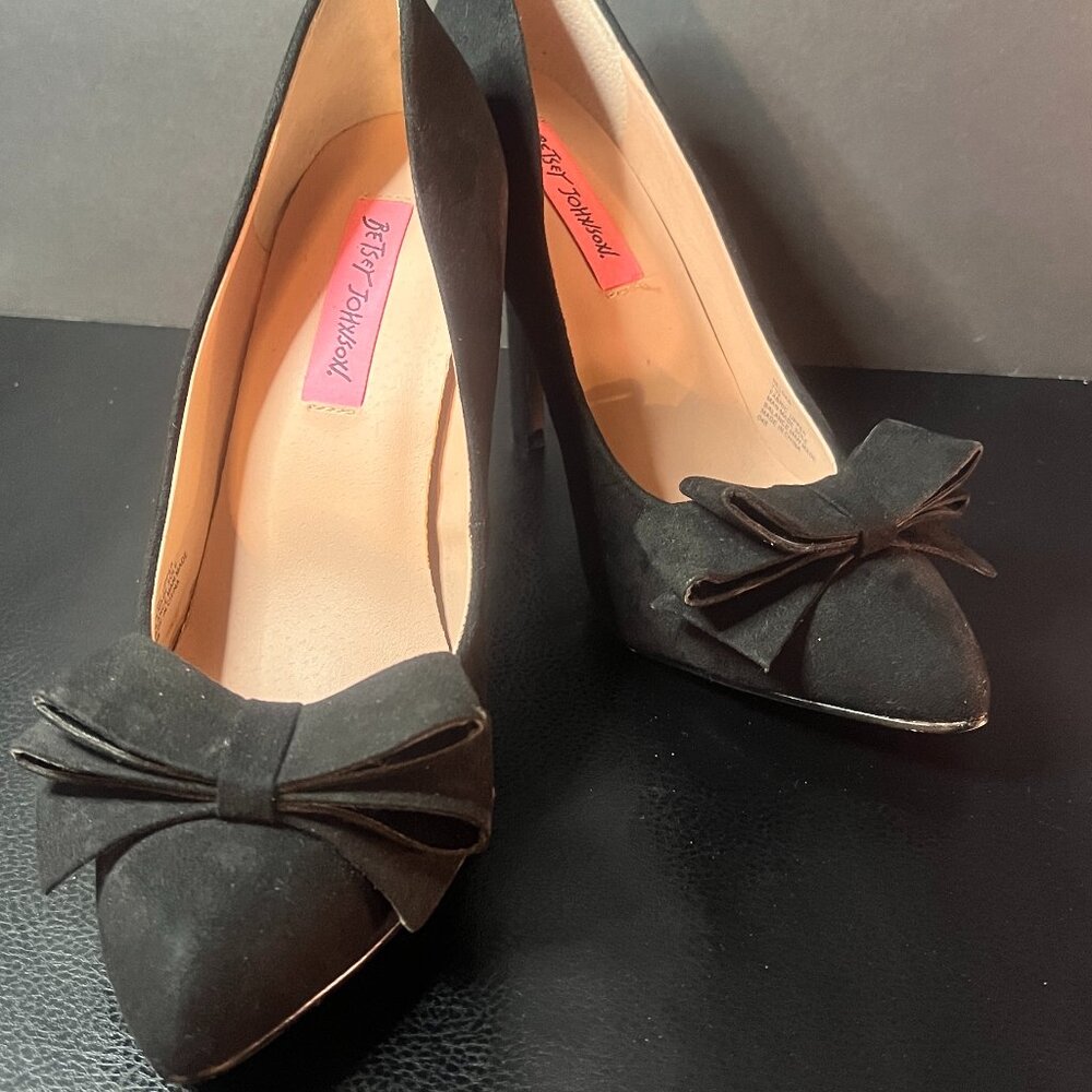 Betsy Johnson Black Reload Bow Pointed Toe Pumps | Size 7.5